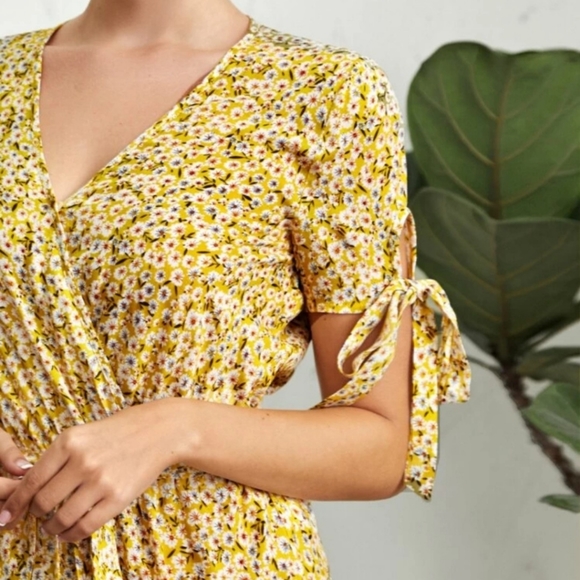 SOLD✅️ Floral Print Knot Cuff Belted Romper - Picture 4 of 7